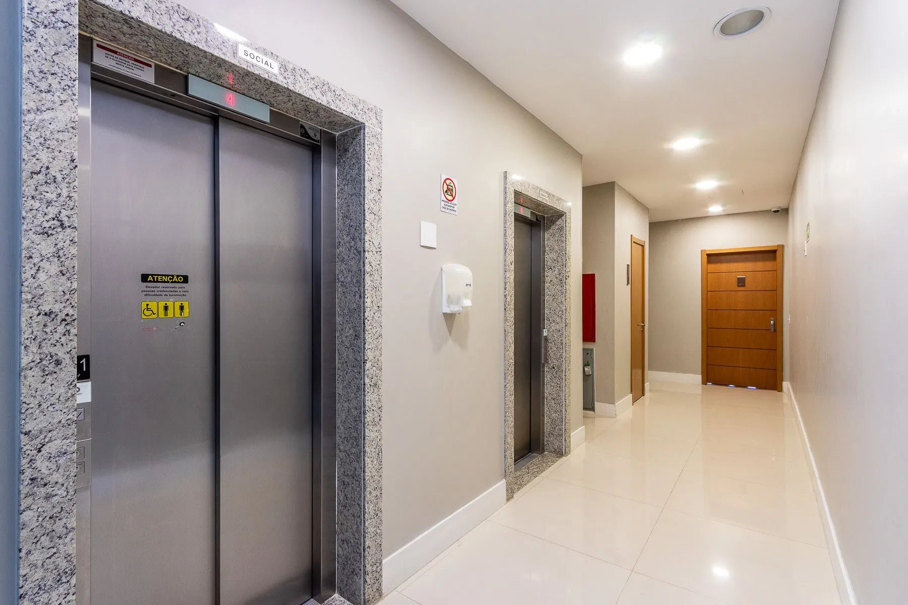 Imagem Apartamento totalmente reformado e impecável para locação - 3 quartos sendo uma suíte - Bairro Cavalhada
