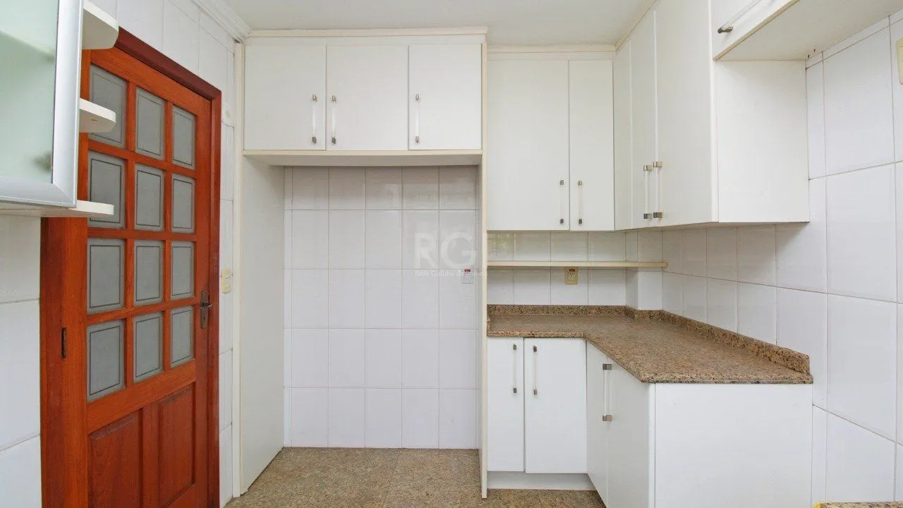 Imagem Excelente casa em condomínio com três (3) dormitórios, uma (1) suíte, duas (2) vagas de garagem próximo ao Barra Shopping , no bairro Cristal em Porto Alegre.
