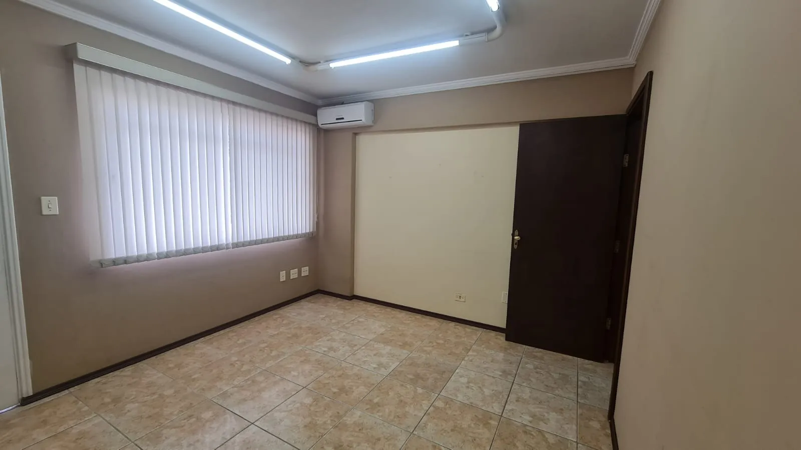 Foto do imóvel Sala comercial à venda, Centro de Sorocaba, 25 m², recepção, pronta para uso, próxima à Rua São Bento e ao Boulevard Braguinha, ideal para escritório em CENTRO, SOROCABA - SP