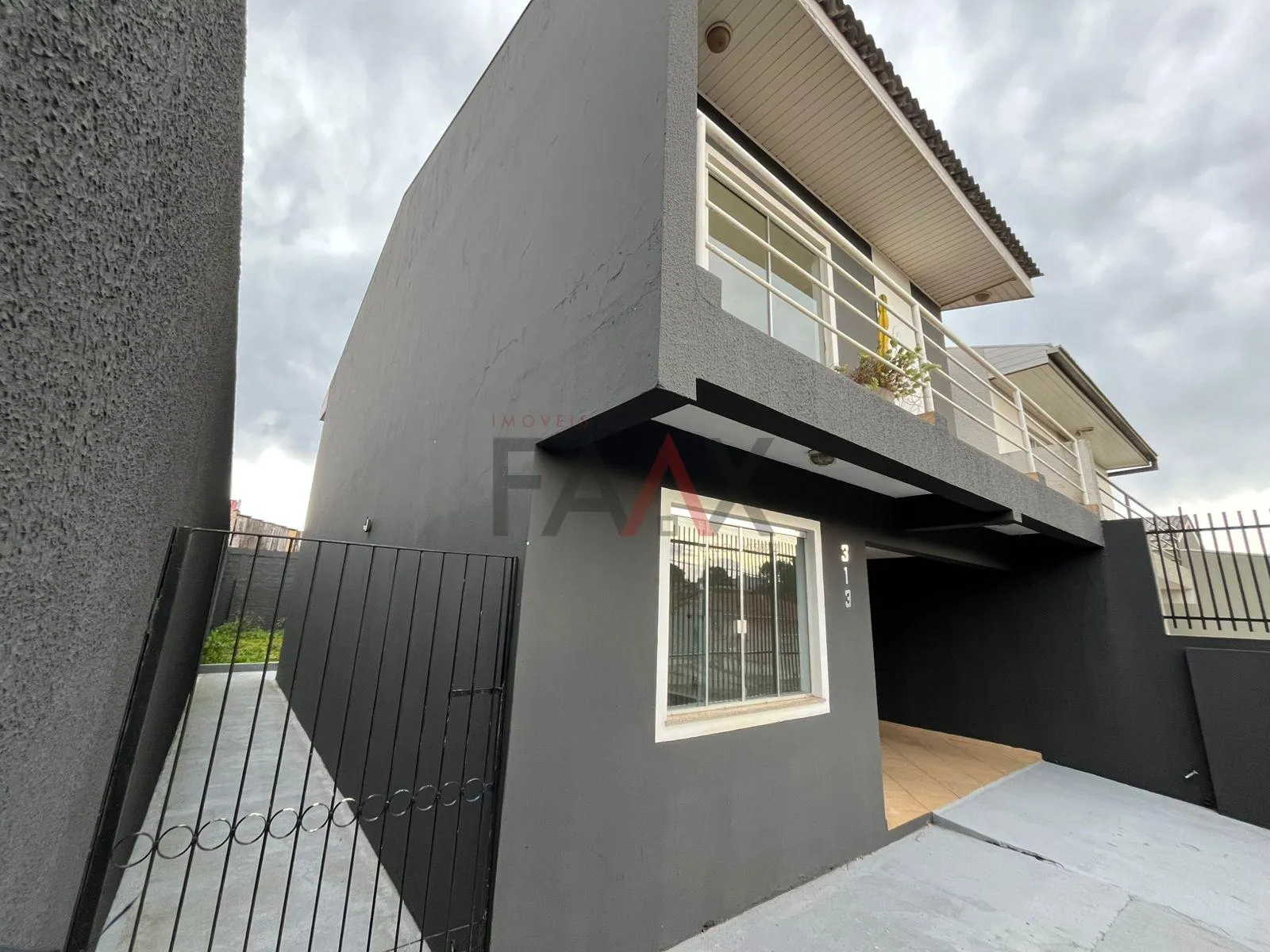 Imagem Excelente Sobrado com Suíte e Sacada no Bairro Santa Cruz.
