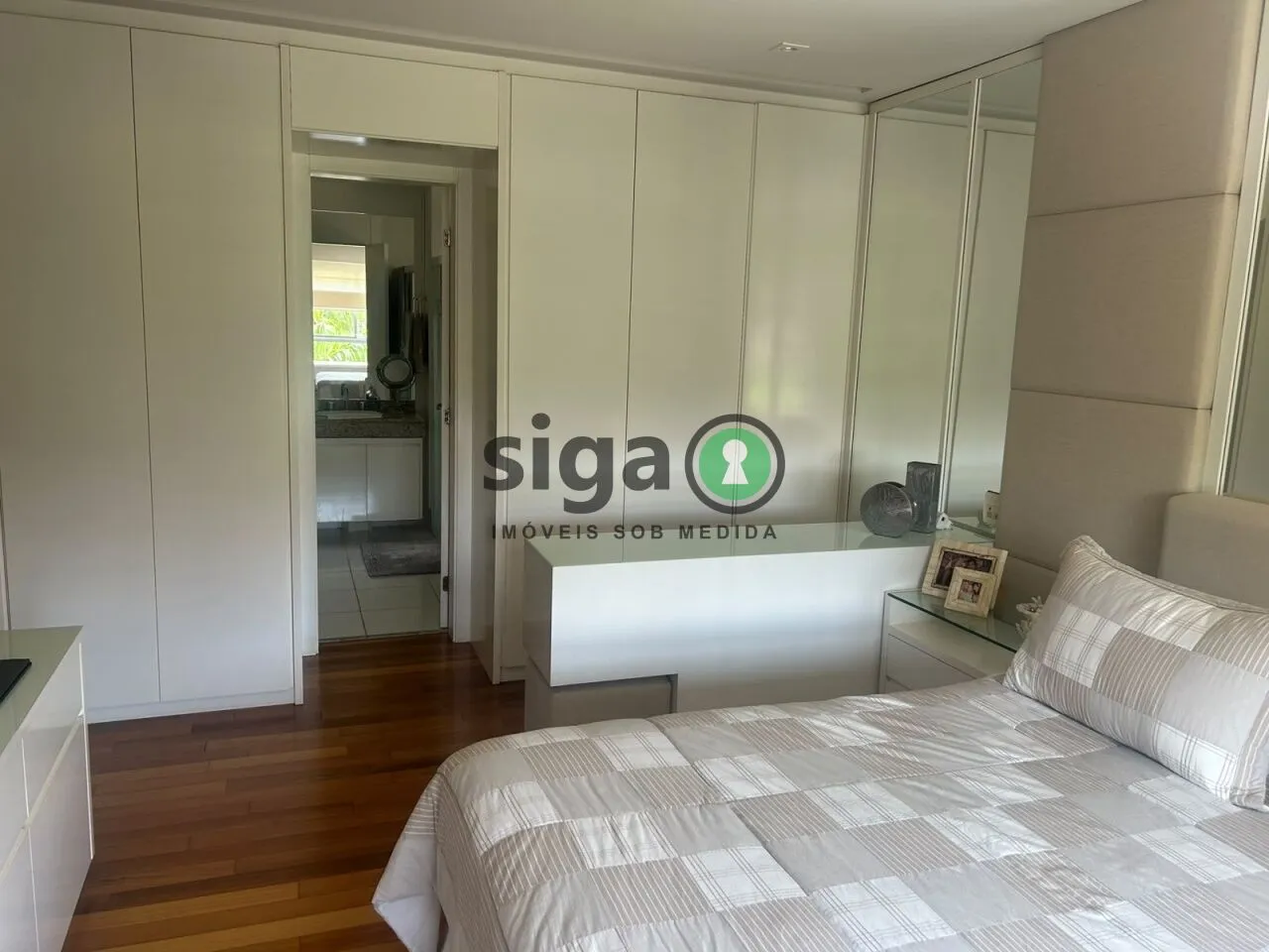 Imagem Apartamento á Venda com 200 m2, 4 dormitórios e 3 vagas, no Panamby