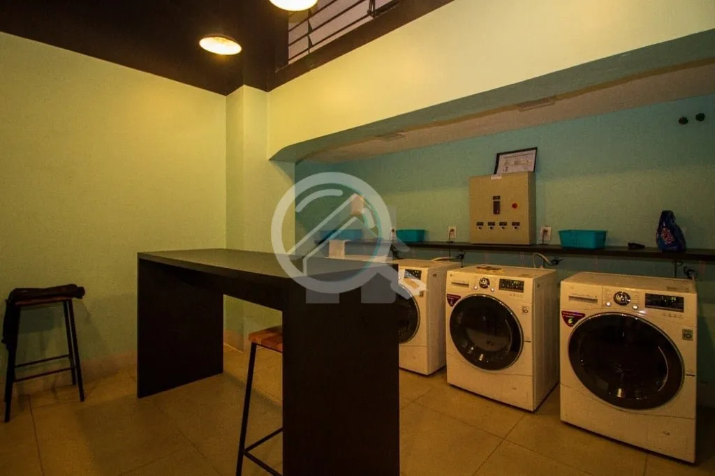 Imagem Studio mobiliado, com dormitório e espaço de convivência conjugados e banheiro social. Localiza-s...