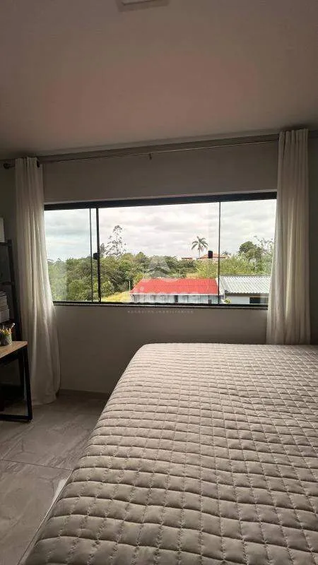 Imagem Oportunidade Única - Casa à Venda com Piscina I 2 Dormitórios I 1 Suíte I 2 Vagas de Garagem - em Areias do meio Governados Celso Ramos - SC