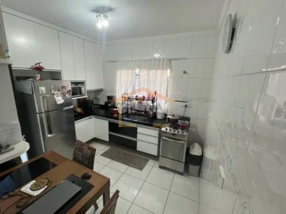 Imagem Sobrado com corredor lateral, 3 dormitÃ³rios, sendo 1 suÃ­te, pisos em madeira, sacada, rico em armÃ...