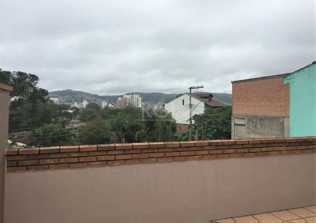 Imagem Casa de 270m² - 3 dormitórios, 1 suíte, churrasqueira, pátio e 3 vagas de garagem