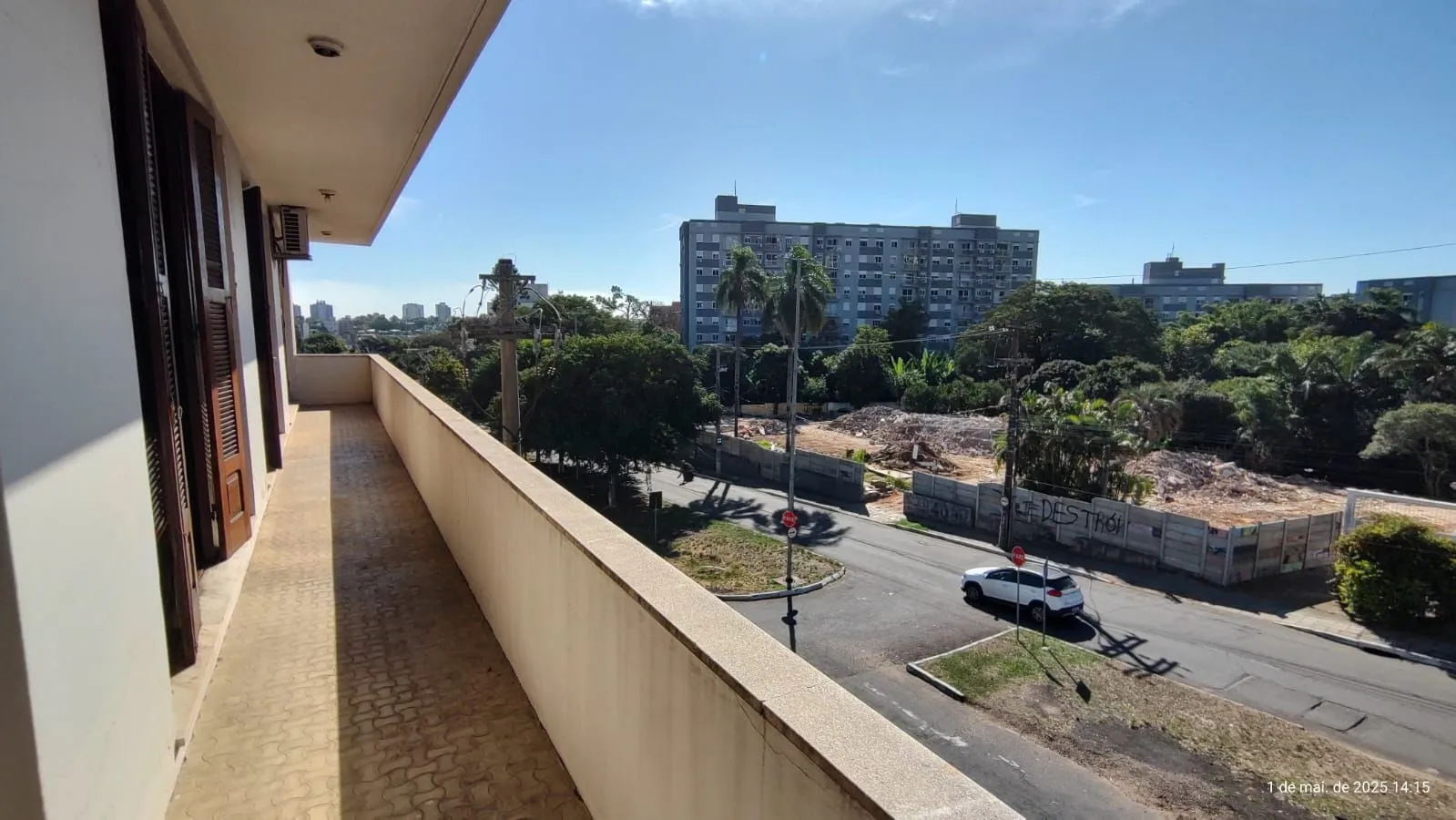 Imagem Apartamento de 4 dormitórios, 2 suítes, living amplo e arejado com sacada.