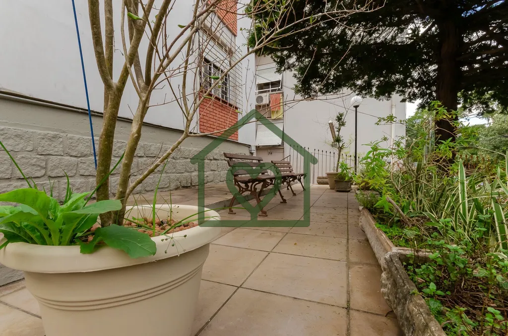 Imagem Apartamento de dois dormitórios no bairro Petrópolis, com sala de estar e jantar integradas e vent...