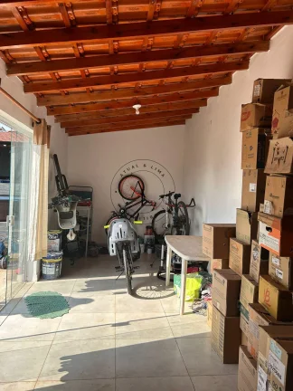 Imagem Charmosa Casa com 2 Quartos, Edícula e Amplo Quintal - Ambientes Frescos e Arejados
