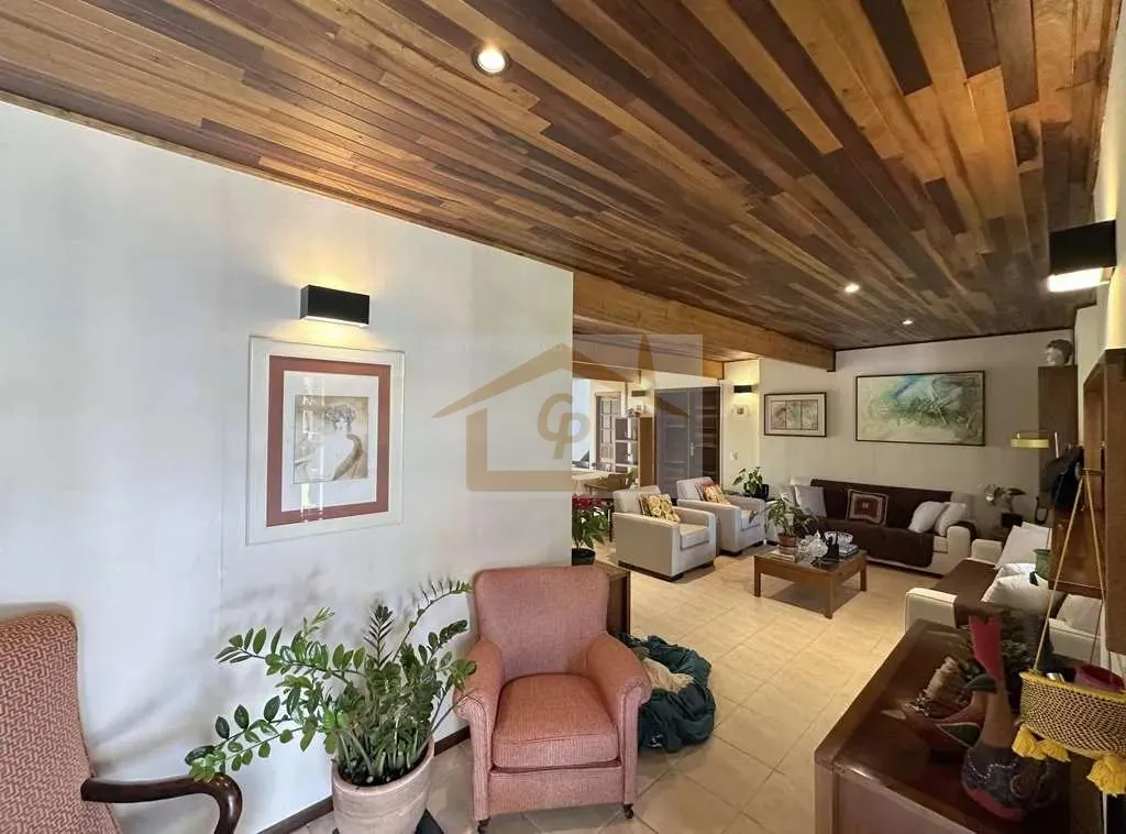 Imagem Rústica, avarandada, Mista alvenaria e madeira de lei, 3 dorms/1ste, gourmet, lareira!