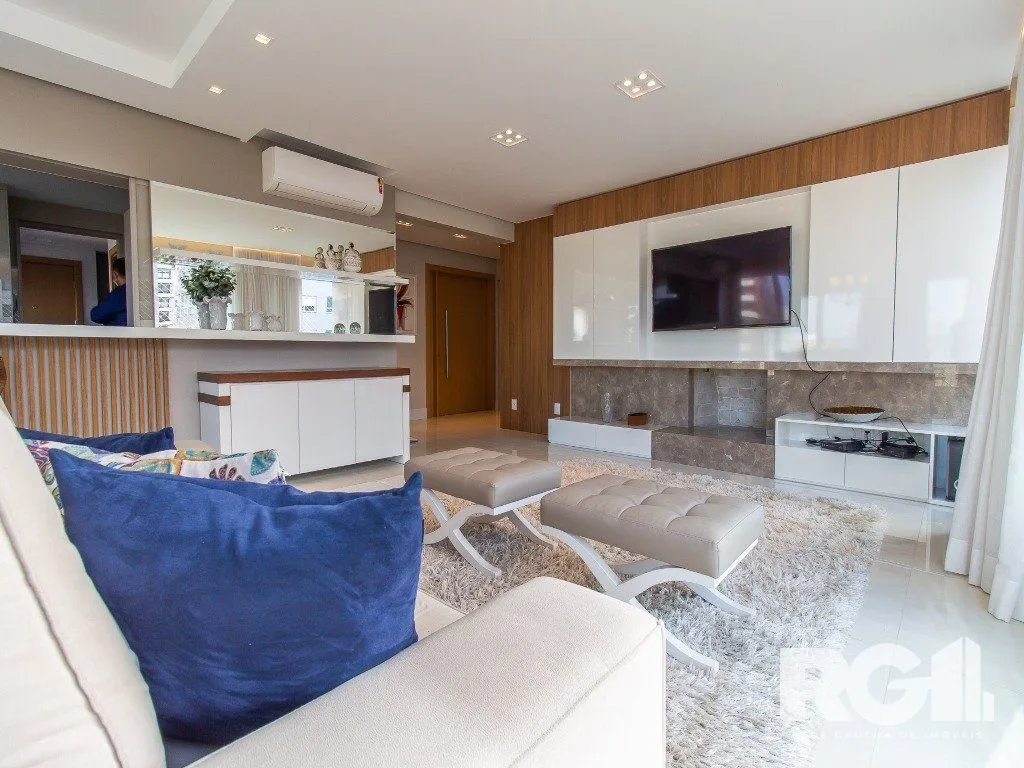 Imagem Belíssimo apartamento todo decorado por arquiteto. Apartamento com 170 m2, 3 suítes, sendo 1 suíte máster no bairro Petrópolis.