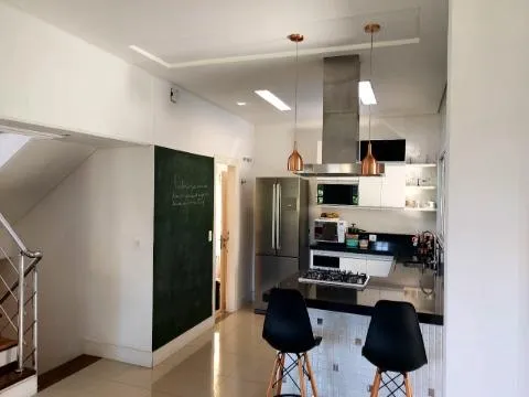 Imagem VENDA DE SOBRADO NO CONDOMÍNIO ARUJAZINHO IV, EM ARUJÁ/SP, 200m² com 5 suítes, ambientes claros, churrasqueira e vista privilegiada. CONSULTE-NOS