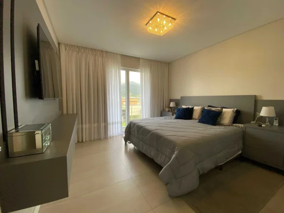 Imagem Casa mobiliada no Condomínio Caledônia com 4 suítes e 4 vagas de garagem em Camboriú-SC