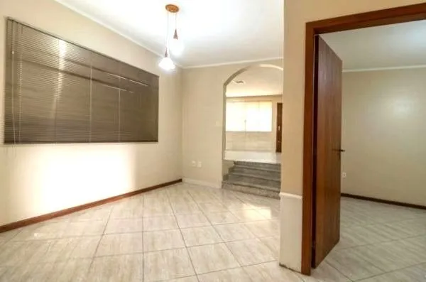 Imagem Casa no bairro Jardim Sabará de 4 dormitórios e 3 vagas DESOCUPADA