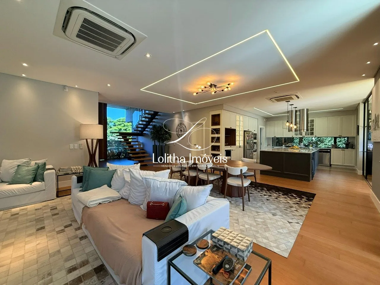 Imagem CASA COM 4 SUÍTES À VENDA EM JURERÊ INTERNACIONAL - FLORIANÓPOLIS/SC