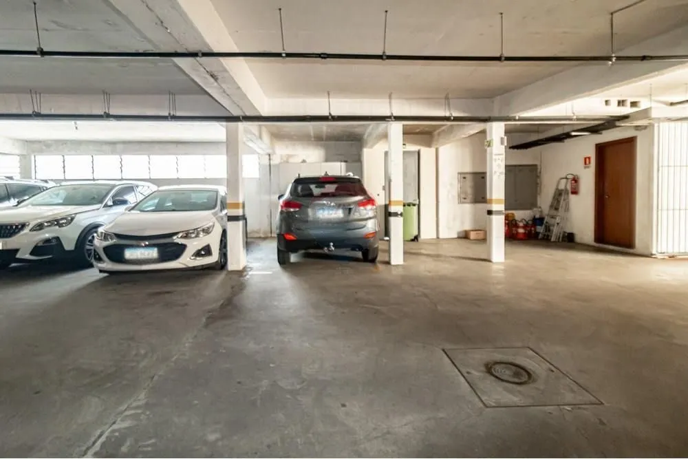 Imagem Apartamento com 3 dormitórios (sendo 1 suíte), 2 banheiros, lareira, churrasqueira e 2 vagas de garagem.