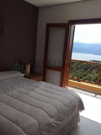 Imagem Venha se encantar com esta deslumbrante casa localizada no exclusivo Condomínio Yacamim, em Ilhabela, que oferece uma vista espetacular para o mar. E