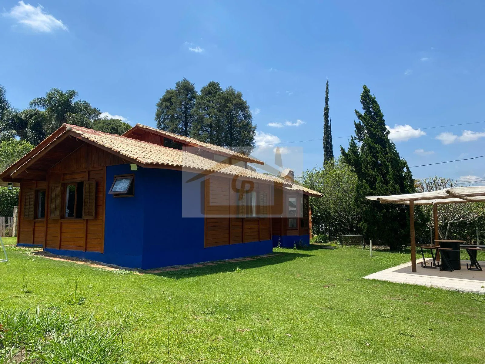 Imagem Casa mista com belo jardim 3 quartos sendo um suíte, 5 vagas. Rústico que encanta!