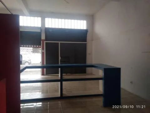 Imagem LOCAÇÃO DE SALÃO TÉRREO NO JARDIM RINCÃO, EM ARUJÁ/SP, 100m² com pé direito de 3,65m, divisórias, 2 toaletes e estacionamento. CONSULTE-NOS.