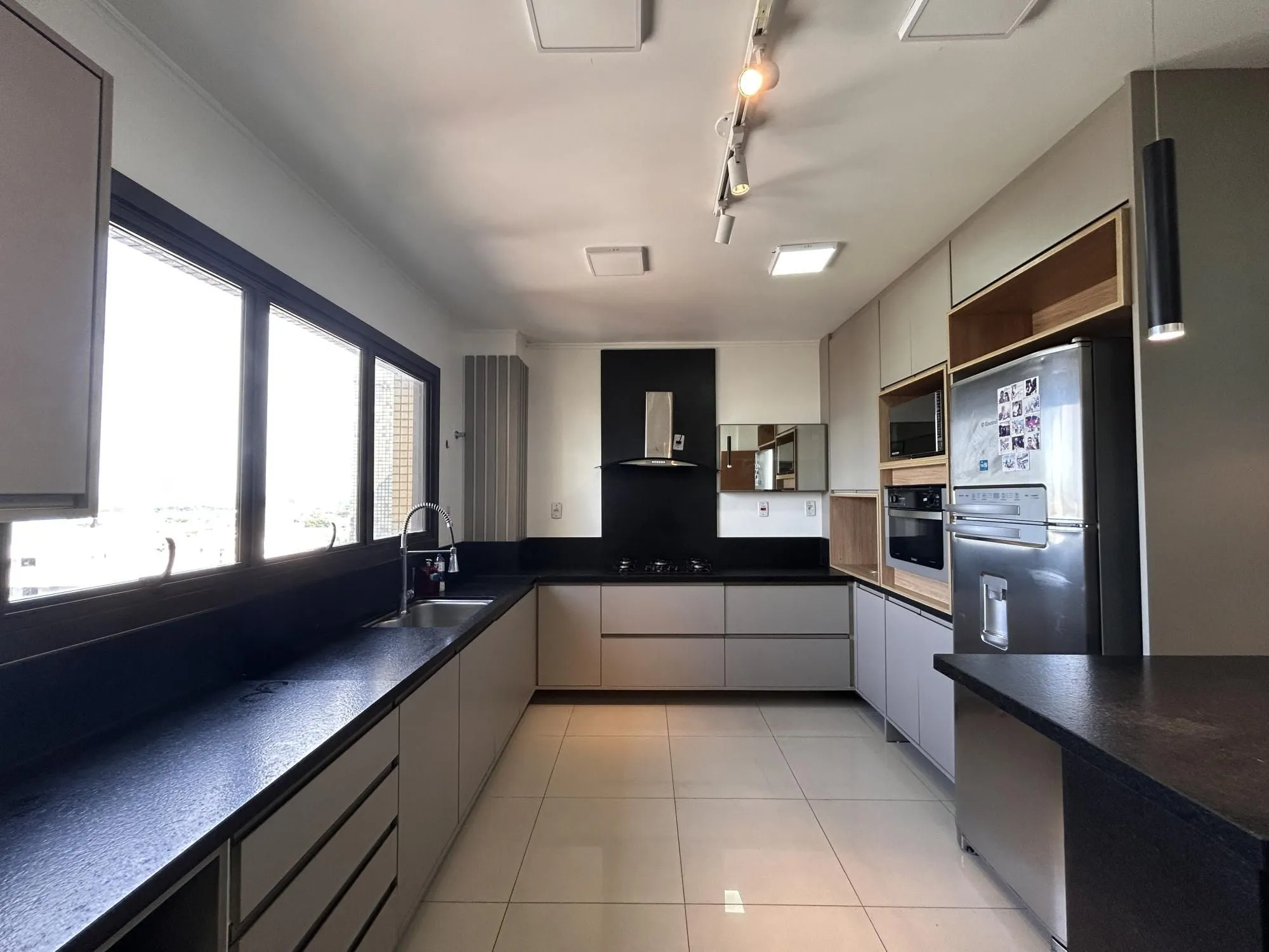 Imagem Cobertura Duplex à venda / aluguel (R$11.900,00 + taxas) no Centro de Canoas com piscina
