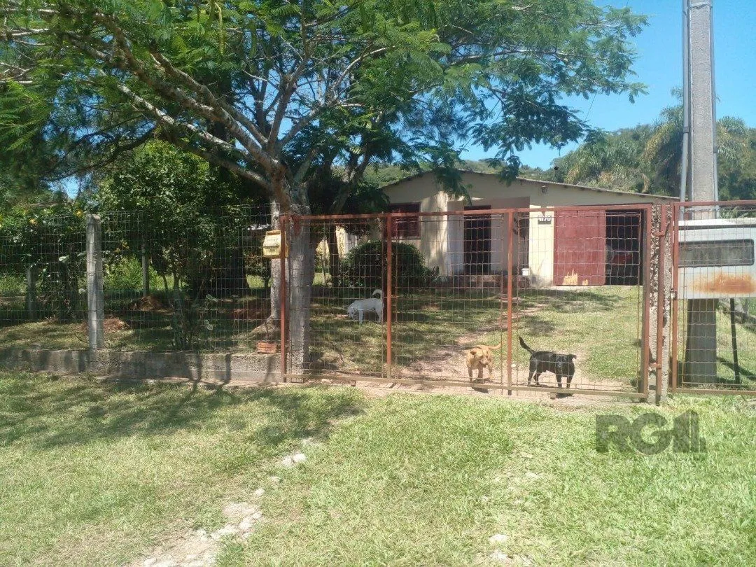 Imagem Dois quartos, 01 banheiro, 01 sala de star, 01 sala de jantar, cozinha, 01 garagem para três carros com churrasqueira.