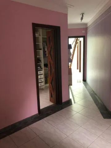 Imagem VENDA SOBRADO CONDOMÍNIO ARUJÁZINHO 5, Excelente imóvel, com A/T 634m² A/C 587m² distribuídos em 04 suítes sendo 01 máster com hidro. CONSULTE-NOS.