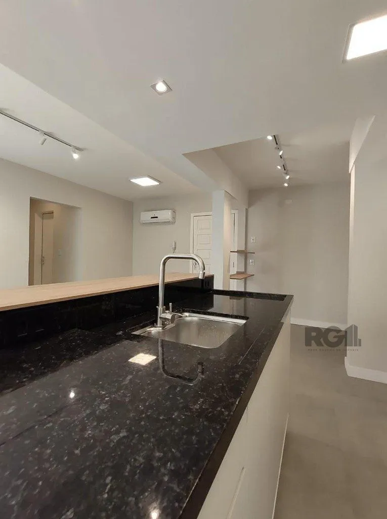 Imagem Apartamento semi mobiliado, 67m², 2 dormitórios, 1 vaga no bairro Petrópolis
