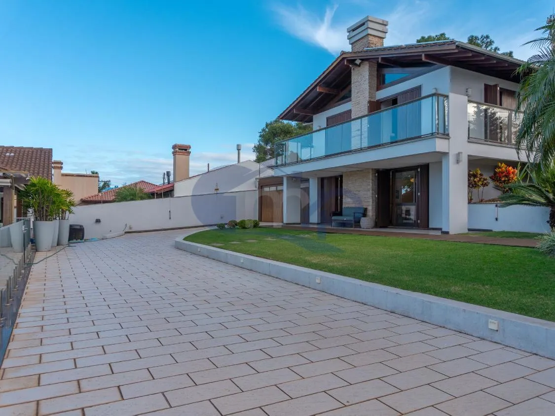 Imagem Casa de Alto Padrao com 4 Dormitorios, Piscina Aquecida e Espaço Gourmet no Centenario, em Torres/RS