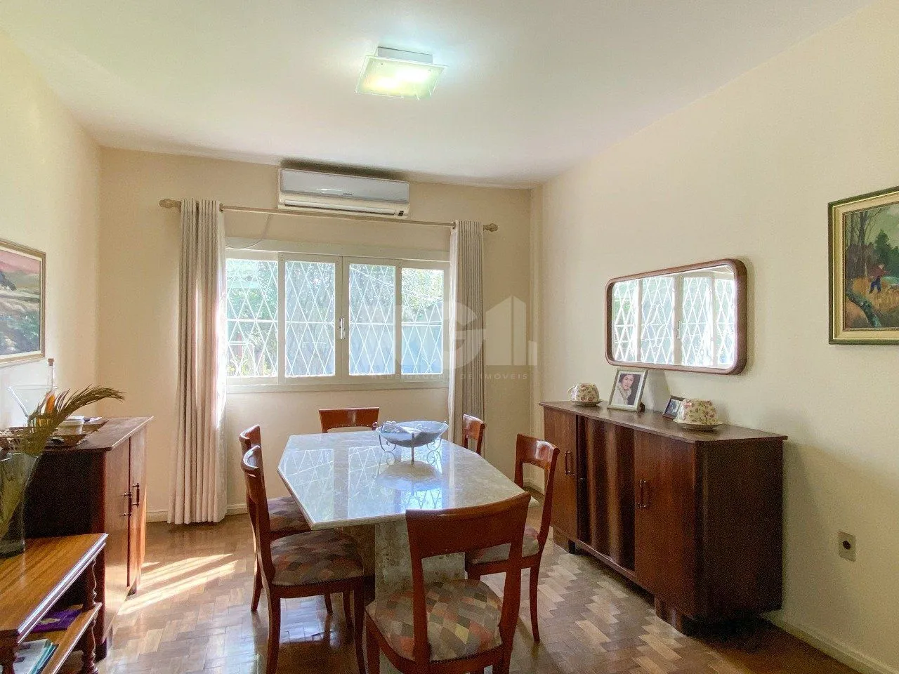 Imagem Casa com 4 dormitórios, no bairro Nossa Senhora das Graças em Canoas/RS