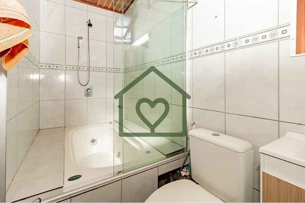 Imagem Charmosa casa em estilo cabana rústica, com 3 dormitórios e 2 banheiros, ideal para quem busca con...