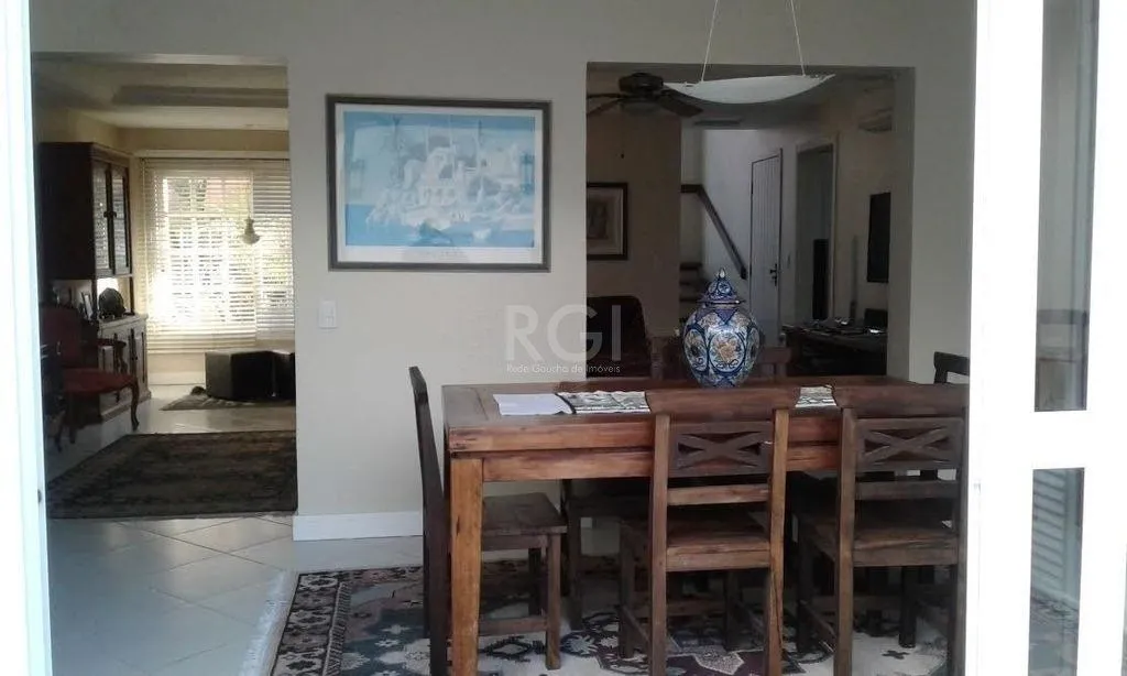 Imagem Excelente casa em condominío de 350m² com 03 dormitórios sendo 02 suítes.