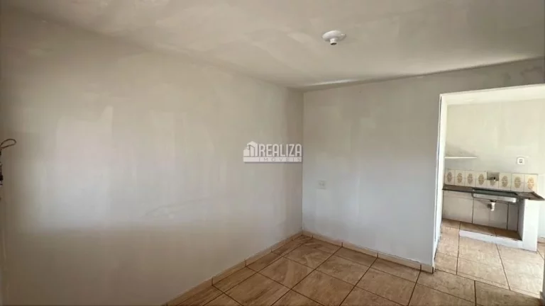 Imagem Casa à venda no bairro Vila Militar, Uberaba - 2 dormitórios e amplo quintal!