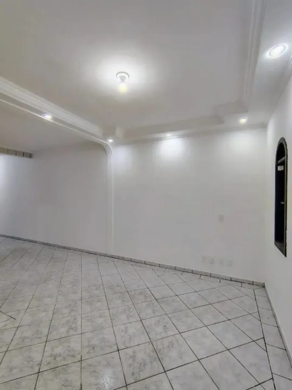 Imagem Casa Comercial à Venda em Sorocaba-SP, Jardim Pacaembu: 2 Quartos, 1 Sala, 2 Banheiros, 2 Vagas de Garagem!