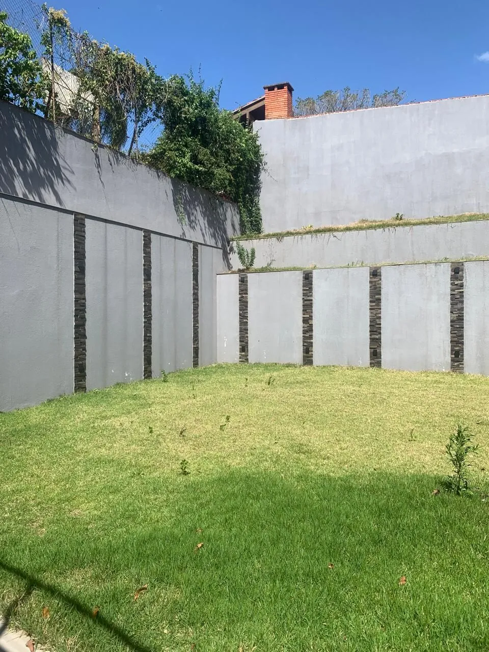 Imagem Casa com 3 dormitórios e suíte à Venda no Bairro Medianeira - Porto Alegre/RS