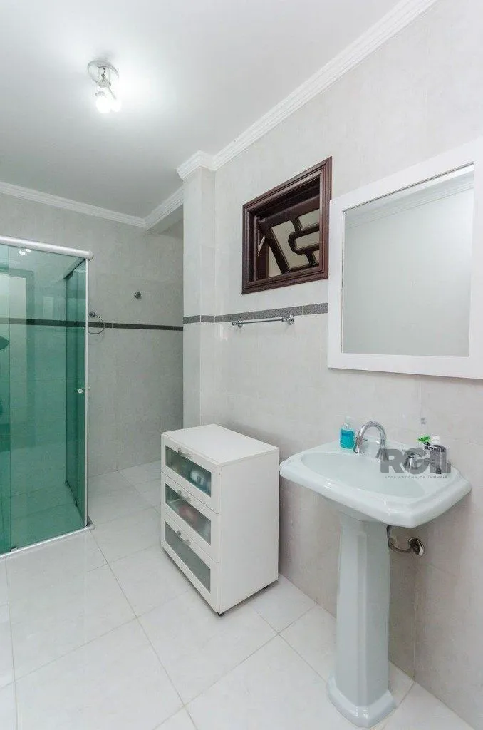 Imagem Excelente casa de 379m² com 3 dormitórios, piscina e 4 vagas.