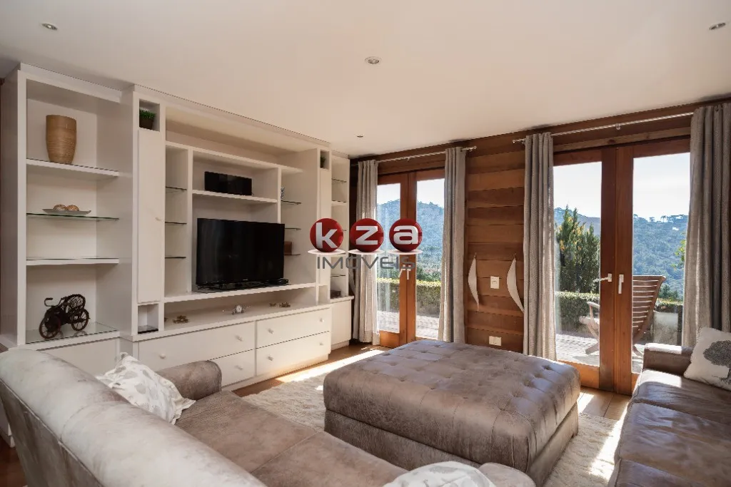 Imagem Casa de Luxo à Venda em Campos do Jordão - Green Hills Village: 5 Quartos, 3 Suítes, 3 Salas, 8 Banheiros, 3 Vagas, 300m².
