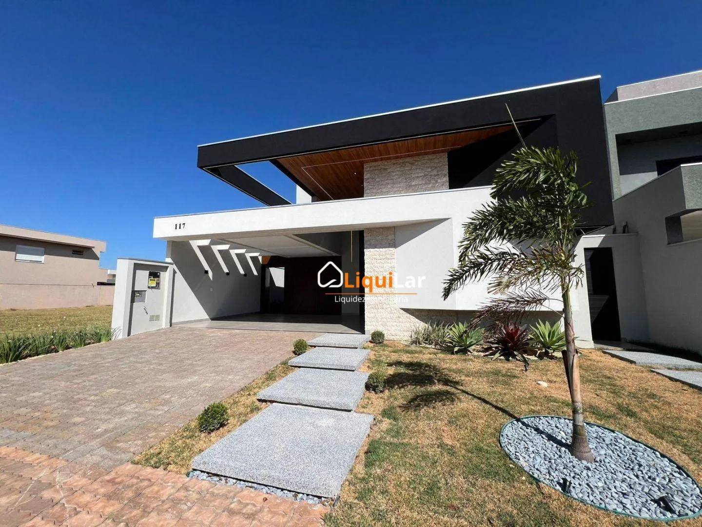 Imagem Casa de Alto Padrão com 3 Suítes, Piscina e Energia Fotovoltaica em Condomínio Fechado