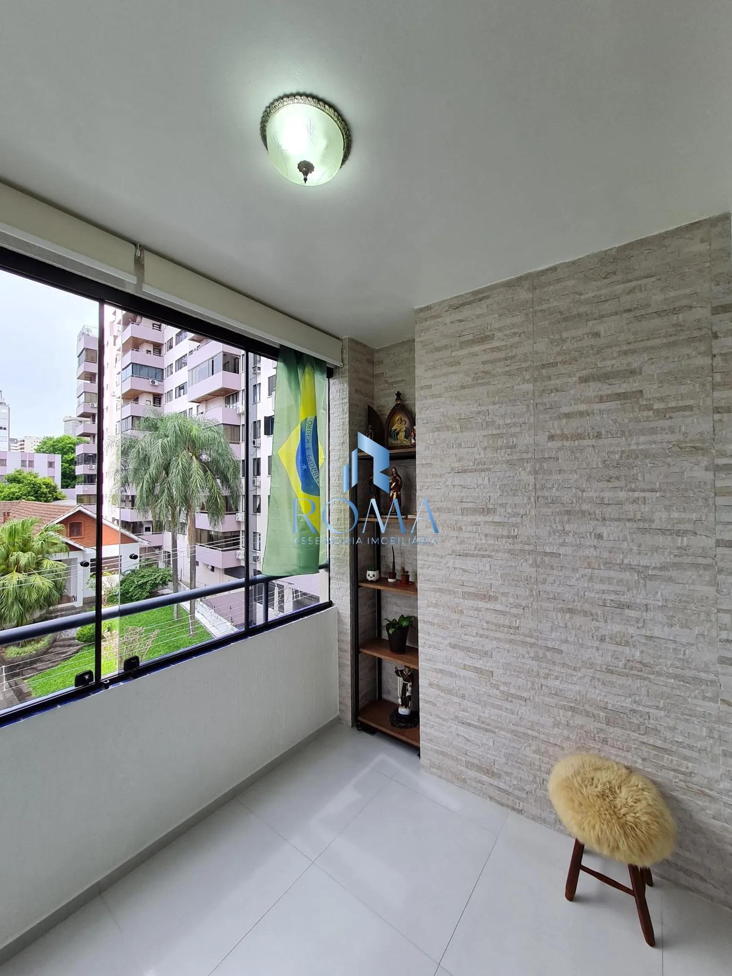Imagem Apartamento Semimobiliado com 3 Quartos à Venda em Santa Maria