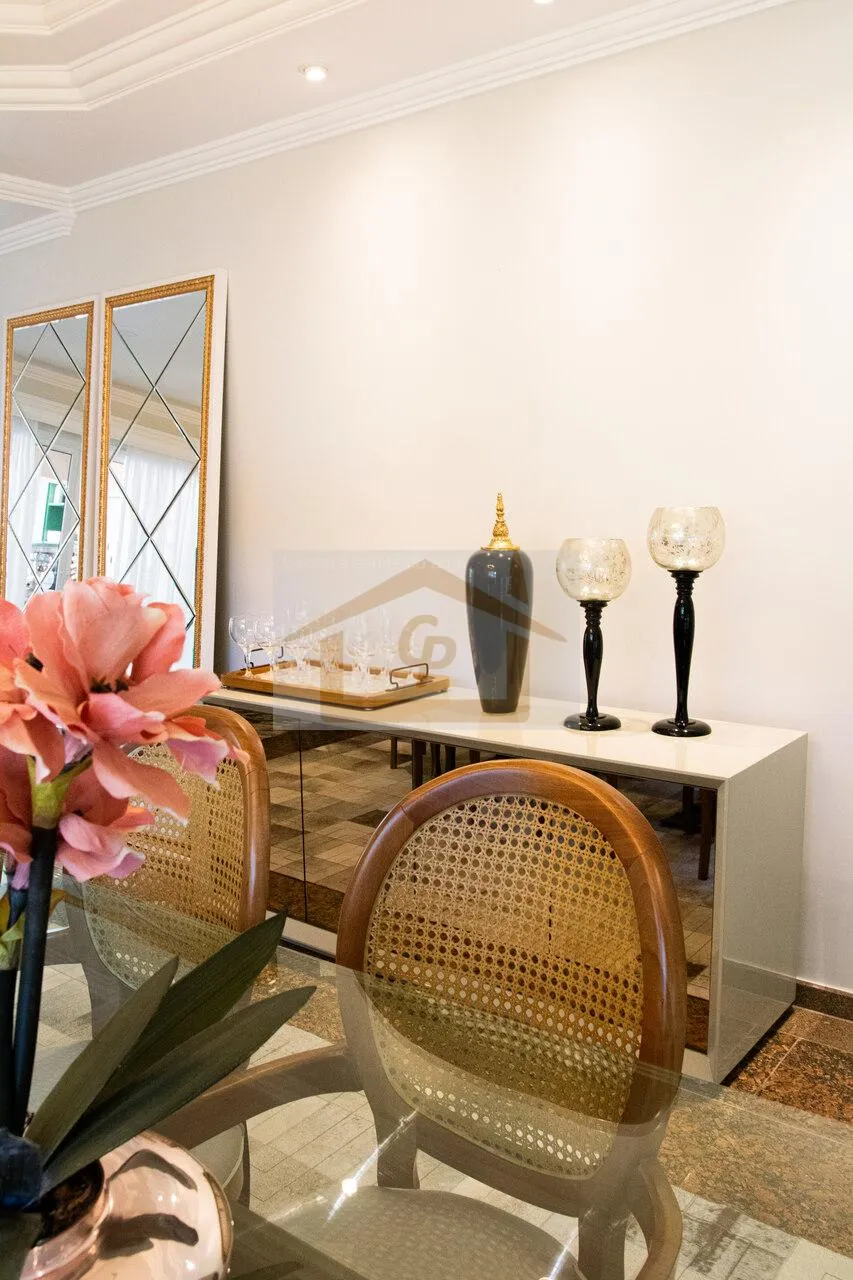Imagem Casa de estilo Neo-Clássico recém-reformada e ampliada, 4 quartos sendo 2 suítes, 4 vagas