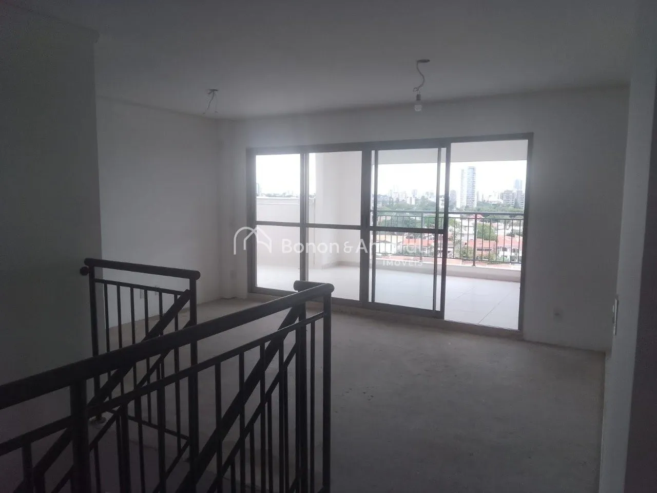 Foto do imóvel Duplex de Alto Padrão à Venda com 3 Suítes e 4 Vagas - 236,47 m² em Rua Piquete, 300 - Jardim Itamarati, Campinas - SP