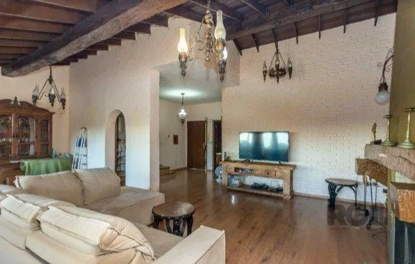 Imagem Casa no Bairro Vila Assunção com 4 dormitórios sendo 1 suíte e vista para o Guaíba