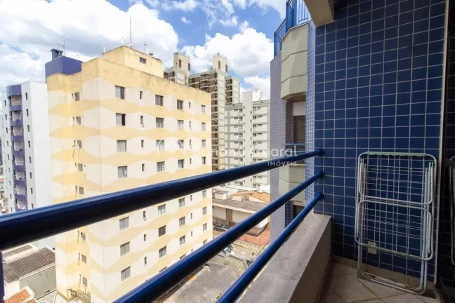 Imagem Localizado em Campinas, este espaçoso apartamento oferece um ambiente confortável e funcional. Com...