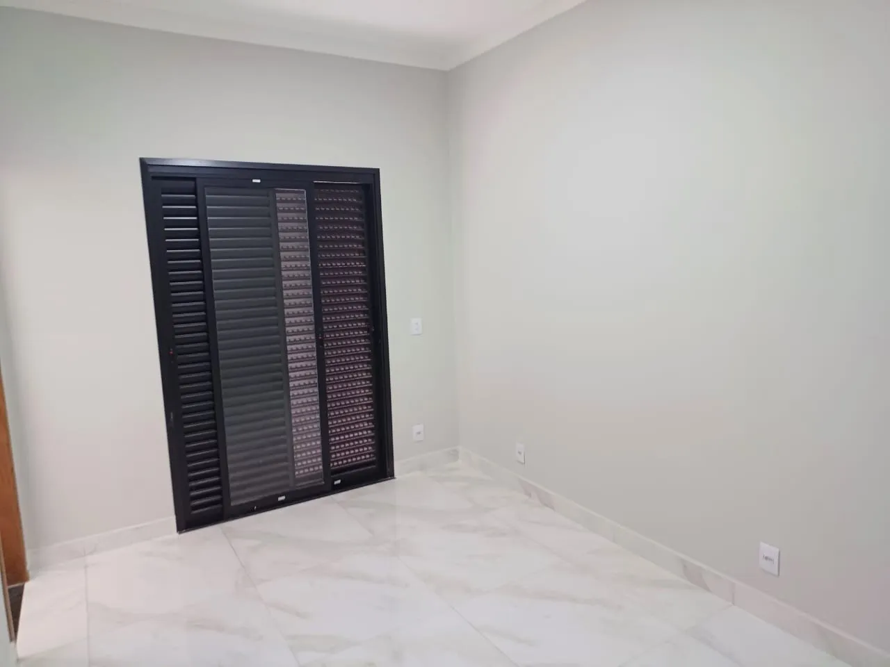 Imagem Casa de Luxo em Condomínio na Aparecidinha, Sorocaba-SP: 3 Quartos, 3 Suítes, 4 Vagas - 181m² - Venda ou Locação