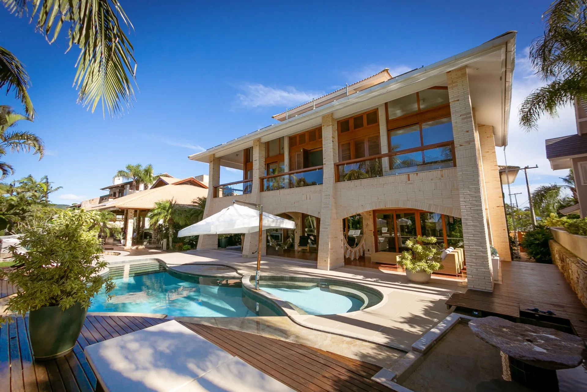 Imagem Casa para Locação Anual em Jurerê Internacional com vista para Praia
