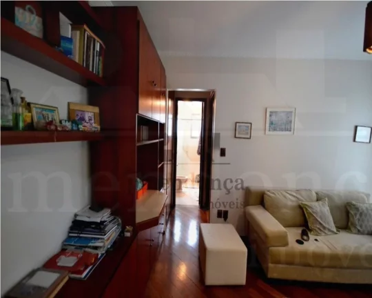 Imagem Apartamento muito bom, com armários no dormitório e cozinha, ar condicionado, sacada. Edifício co...
