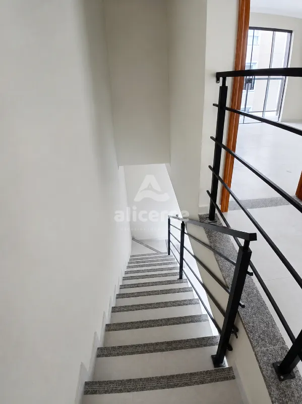 Imagem Sobrado com passagem lateral, 2 Suítes e churrasqueira, à venda no Sertão do Maruim - São José/SC