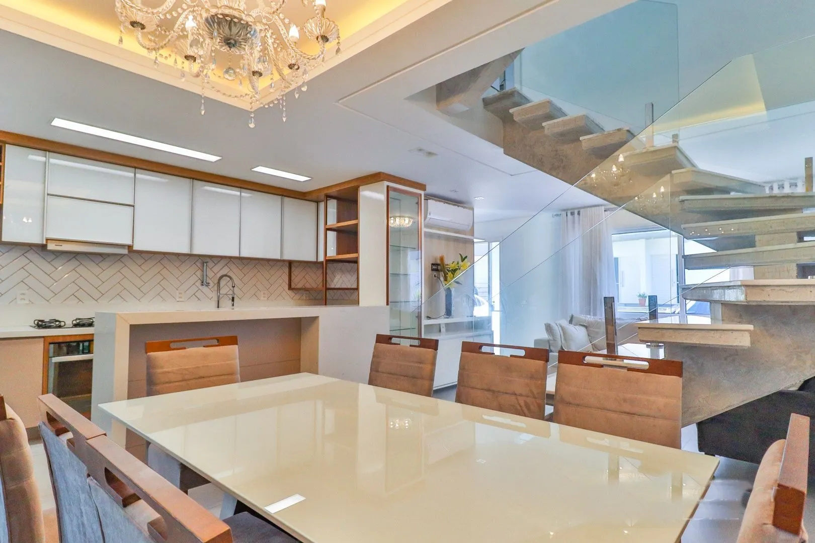 Imagem CASA TRIPLEX COM 4 SUITES E 2 VAGAS- SEMIMOBILIADA