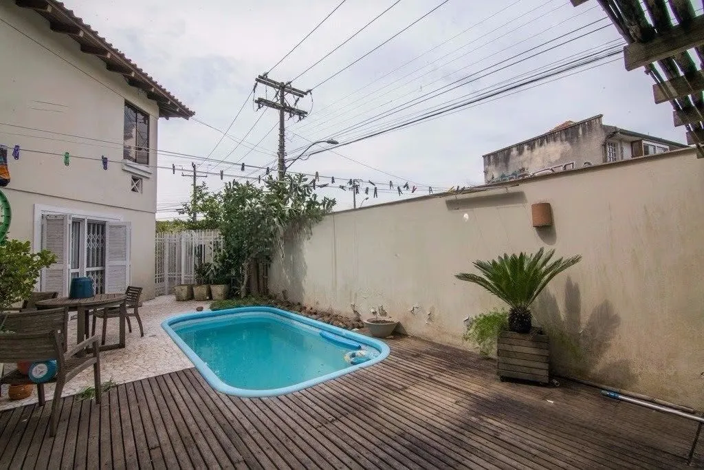 Imagem Casa de esquina com 6 dormitórios, 430m², piscina, 4 vagas