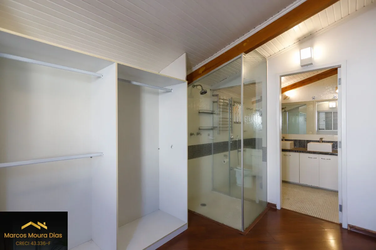 Imagem Casa no Sumaré com 3 Dormitórios ( 1 suíte), 359m² com Piscina, Elevador, Churrasqueira e 6 Vagas de Garagem