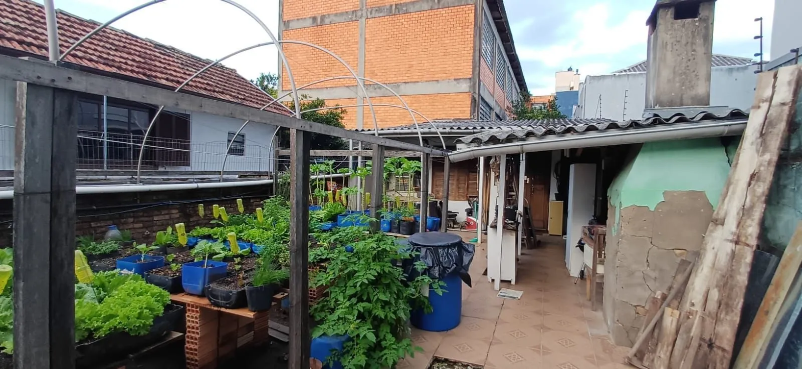 Imagem Vende-se casa de madeira, com dois dormitórios, banheiro, sala e cozinha. Localização privilegiada no bairro Jardim Botânico. Área do terreno com 6,6mx44m.