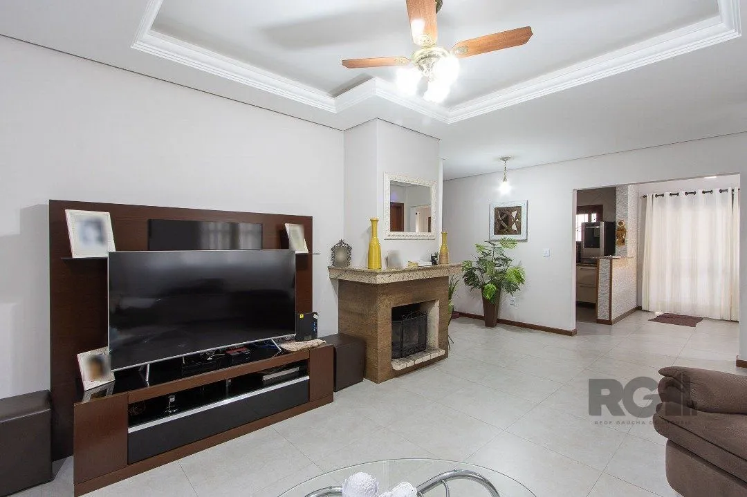 Imagem Casa para Venda com 3 dormitórios, sendo 1 suítes e 2 vagas no bairro Hípica